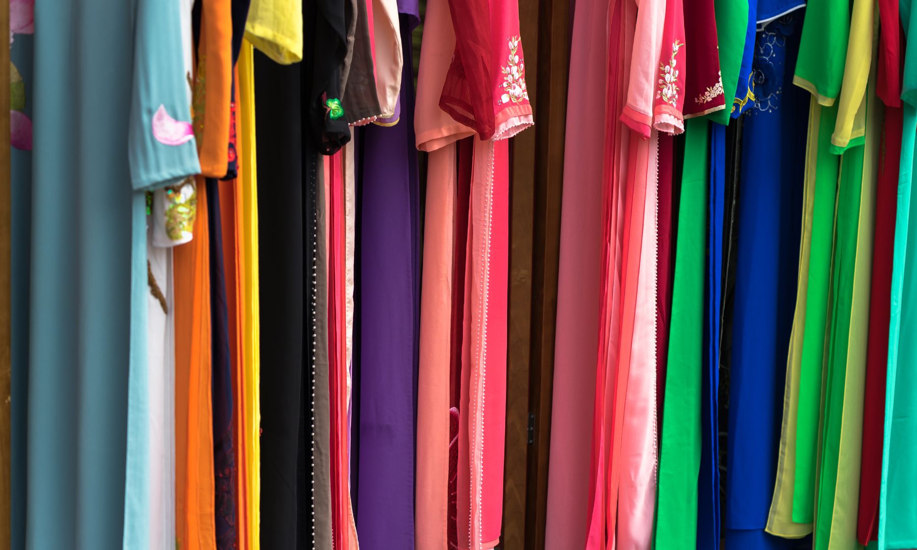 アオザイレンタル屋さんへご案内